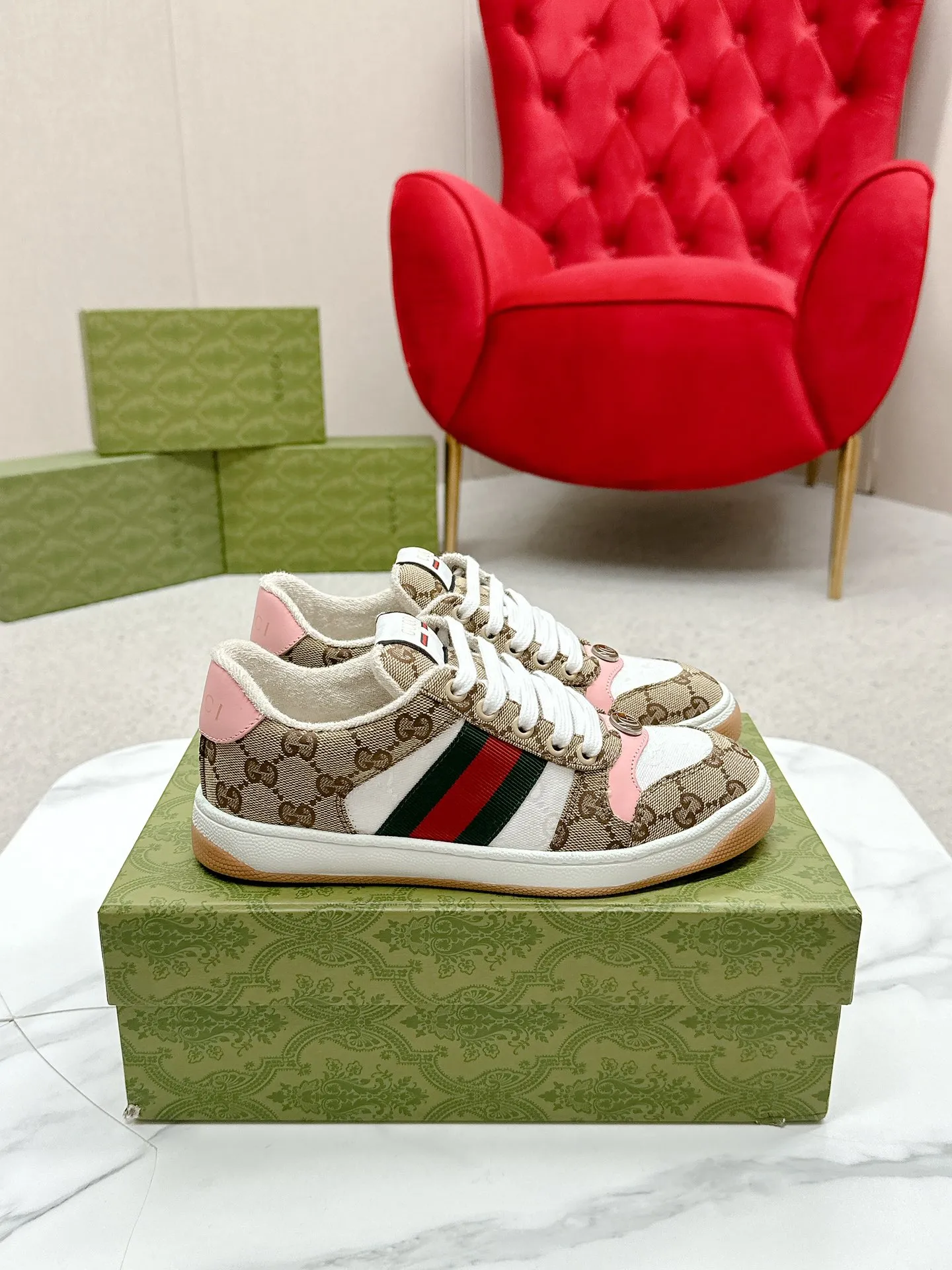 👟👟Ex-factory price 560👟👟 Men’s size +10 Gucci——purchased version GG series distressed dirty shoes-hot style is coming! 9 times out of 10 sales, you will definitely get the money. Ready stock! Spot goods! Spot goods! New colors added - the ultimate version on the market! Purchase the original version and develop it... fabric, material, outsole, and details can be compared at will! Open-mold Swarovski one-to-one replica rhinestone chain...Metal cherry pendant...Metal double G crystal cylindrical mark...Gucci original customized narrow webbing...Super flash series - flash diamond chain. The cherry decoration is detachable and can be changed into two to match with each other to show your personality. Exclusive color-brushed cowhide fabric. Hand-made distressed is very textured and has a sense of luxury! The details of the workmanship can be seen in the drawings, and no line is missed. The original terry cloth is delicate, soft and more comfortable and breathable. The privately stamped two-color original TPU outsole (lower layer is wider, upper layer is narrower). Matching packaging⭐️ Size: Female 35-40 Male 39-44 (Female 41 Male 45 customized)